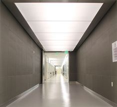 an empty hallway with no people in it