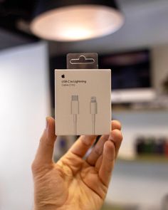 La carga rápida para iPhone es conveniente, eficiente y ahorra tu tiempo. ⚡️ Hoy quiero compartir uno de mis accesorios favoritos: el cargador de carga rápida original y el cable MagSafe para tu iPhone. Las ventajas del cargador carga rápida original son evidentes: 1. Carga rápida: carga el iPhone dos veces más rápido que la carga estándar; en 40 minutos, tu iPhone vuelve a estar lleno de energía. 2. Fiabilidad: al comprar accesorios originales, tienes la seguridad de que tu teléfono esta... Cable, Internet