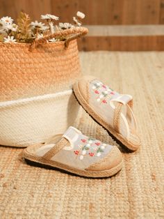 Beige Spring Comfortable Clogs With Woven Sole, Beige Flat Heel Clogs For Spring, Vintage Summer Slip-on Clogs, Vintage Slip-on Summer Clogs, Spring Bohemian Clogs With Round Toe, Comfortable Beige Clogs For Spring, Bohemian Beach Clogs For Spring, Bohemian Clogs For Beach And Spring, Spring Natural Clogs With Woven Sole