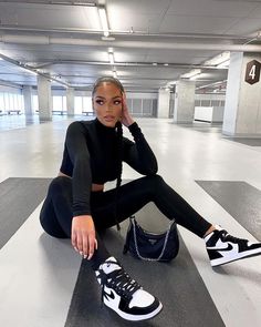 Jordan 1 Outfit Women, Dunks Outfit, Air Jordan 1 Outfit, Black Leggings Outfit, Jordan Outfits, Streetwear Fashion Women, Nike Outfits, Womens Fashion Trends, Tight Leggings