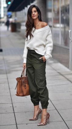 Women Cargo Pants Outfit, Road Kill, Cargo Pants Outfits, Women Cargo Pants, Stil Boho, Outfit Jeans, Mode Casual, Office Look