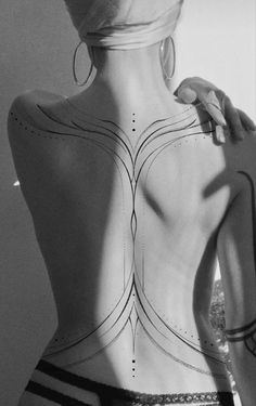 the back of a woman's body with lines drawn on it