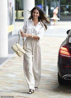 https://lunediaries.wordpress.com/  • follow for more styling tips Off White Trousers Outfit, Linen Trouser Outfit, Cream Shirt Outfit, Cream Trousers Outfit, Linen Shirts Women Outfits, Linen Trousers Outfit, Linen Shirt Outfit, Jean Styles, Sydney Fashion Week