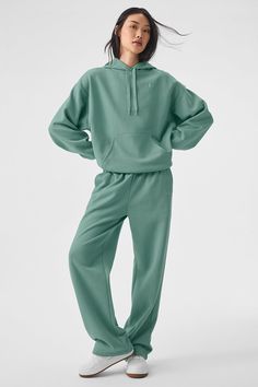 Okay, so we’re pretty much obsessed with this new, straight-leg version of the Accolade Sweatpant — it’s a super soft, leveled-up classic with a chrome Alo logo detail and powerful, performance tech for studio & street. Wear it in cold weather with a bold jacket and transition to warmer weather with slides. Find your fit and see all the ways to style it. EXPLORE ACCOLADE. Aritzia Sweatsuit, Accolade Sweatpant, The Accolade, Womens Onesie, Sweat Set, Alo Yoga, Yoga Wear, Short Tops, Cold Weather