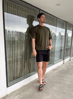 Men Crocs, Crocs Fashion, Outfit 2023, Mens Fashion Casual Outfits, Tulum, Mens Fashion Casual, Men Fashion