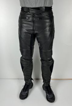 Vintage Rev'it Leather Motorcycle Racing Schoeller Keprotec Pants Men's Size: 52 (US 34) Very good used condition, see all photo please Please check measurements: - length                            105 cm (41,34 inch) - waist                              44 cm (17,32 inch) - inseam                          77 cm (30,32 inch) - leg opening                   13 cm (5,12 inch) - front rise                        31 cm  (12,21 inch) - thigh                              32 cm  (12,59 inch) - knee Fitted Biker Bottoms For Outdoor, Fitted Motorcycling Pants With Pockets, Fitted Bottoms With Pockets For Motorcycling, Fitted Leather Biker Pants For Motorcycling, Biker Pants With Belt Loops For Motorcycling, Biker Pants With Pockets For Motorcycling, Fitted Motorcycle Pants With Pockets, Fitted Moto Bottoms For Motorcycling, Biker Style Full-length Leather Pants For Biker Events