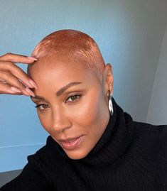 Jada Pinkett, Jada Pinkett Smith, Pelo Afro, Hair Color Pink, Rose Gold Hair, Shaved Head, New Hair Colors, Gold Hair, Celebrity Hairstyles