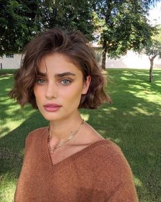 Top 50 Short Bob Hairstyles for Women in 2024 (Detailed Gallery + Video) | 50 Stunning Short Bob Hairstyles for Women Trending in 2024 | Aesthetic Women's Hairstyles & Haircut Inspo Short Brown Hair, Chin Length Hair, Penteado Cabelo Curto, New Haircuts, Hair Envy, Womens Haircuts