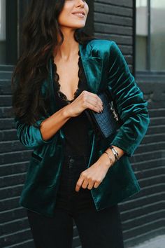 Elegant Outerwear, Green Velvet Blazer, Velvet Sleeve, Suede Blazer, Velvet Suit, Style Upgrade, Velvet Blazer, Mode Inspiration, Green Velvet