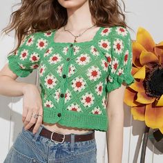 Apuesta por la fantasía del estilo cottagecore con este cárdigan de crochet floral. Su encanto vintage, con delicadas flores, crea una fantasía campestre. Ideal para llevar sobre un vestido sencillo o para combinar con vaqueros de cintura alta para darle un toque de romanticismo campestre. Estética cottagecore Material Aesthetic Knit, Hip Hop Fashion 90s, Fall Outfits Y2k, Denim Hoodie, Jogger Pants Casual, Nye Outfits, Baby Tees Y2k, Cottagecore Style, Y2k Baby Tee