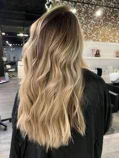 Dark Root Golden Blonde Balayage, Balyage Blonde Brown, 10 Major Winter Hair Colors, Winter Hair Colors, Dirty Blonde Hair, Honey Blonde Hair, Blonde Hair Inspiration, Balayage Hair Blonde, Blonde Hair Looks