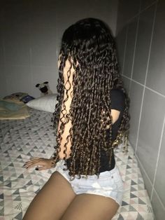 Curly Beach Hair, Mrs Bella, Healthy Curly Hair, Long Natural Curly Hair, Curly Hair Beauty, Curly Hair Care Routine, Curly Hair Photos, Beautiful Curly Hair, Curly Hair Styles Easy