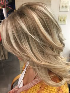 Blond Highlights For Women Over 50, Blonde Hair With Low Lights Caramel, Fall Highlights For Blondes, Blonde Hair Over 50, Blonde Layered Hair, Fall Blonde Hair, Red Blonde Hair, Blonde Hair Transformations, Haute Hair