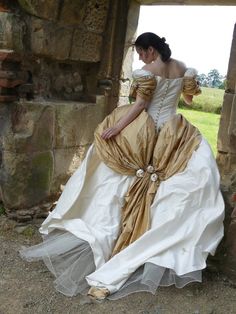 http://auroradreams.deviantart.com/art/Fairytale-Christmas-Gift-2008-107257042 Historical Gowns, Dream Gown, Fantasy Clothes, Historical Costuming, Historical Movies, Fairy Tale Wedding Dress, Costume Inspo, Paper House, Fantasy Dresses