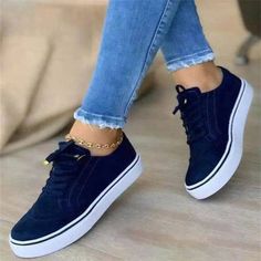 ¡Descubre los mejores outfits casual chic con zapatillas! Aprovecha nuestra oferta exclusiva en zapatillas de moda para hombre. Haz clic en la imagen y consigue un descuento especial en tu primera compra. #ModaEnZapatillas #TendenciasEnZapatillas 👟🔥 Orthopedic Shoes Stylish, Winter Flats, Loafer Shoes Women, Orthopedic Shoes, Platform Loafers, Jeans Casual, Women Oxford Shoes, Lacing Sneakers, Suede Lace