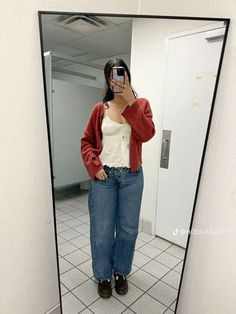 Cute Outfits Big Bust, Clothes That Make You Slimmer, Layering Shirts Women, Thrifted Fall Fashion, 70 Degrees Weather Outfit, College Outfits Warm Weather, Pleated Jeans Outfit, School Outfits Midsize, Mary Janes Outfit Jeans