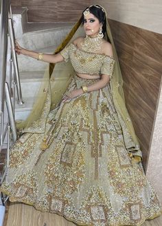 Lehenga Red, Green Lehenga, Bridal Lehenga Red, Wedding Outfits, Bridal Lehenga, Pakistani Dresses, Bridal Looks, Bridal Wedding, Indian Dresses