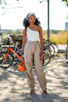 brunch outfit black woman cargo pants Women Cargo Pants Outfit, Outfit Ideas Cargo Pants, Cargo Pants Women Outfit, Celana Fashion, Cargo Pants Outfit Women, Cargo Outfit, Cargo Pants Outfits, Casual Cargo Pants, Baggy Cargo Pants