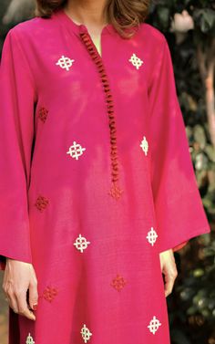 Silk Outfits, Balochi Dress, Trendy Suits, Office Machine, Choli Blouse, Basic Embroidery, Hand Embroidery Dress, Dress Book, Dress Idea