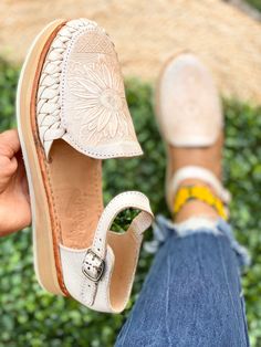 Huarache Leather Sandal All Sizes Boho Hippie Vintage Mexican Style Natural Tooled Sunflower Huarache - Etsy Tooled Sunflower, Mexican Sandals Huaraches, Looks Hippie, Mexican Huaraches, Huarache Sandals, Mode Boho, Carthage, Mexican Style, Vintage Mexican