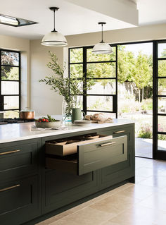 Contemporary Shaker Kitchen, Sleek Modern Kitchen, Shaker Style Kitchen Cabinets, Green Kitchen Island, Latest Kitchen Designs, Open Plan Kitchen Dining, Shaker Style Kitchens