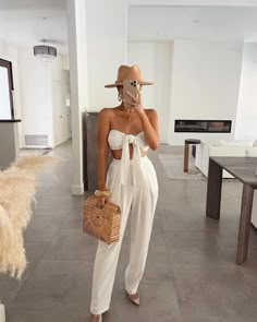 House Brunch Outfit, White Tulum Outfit, Guy Brunch Outfit, Vacation Style Inspiration, Hawaii Outfits Cold Weather, All White Outfit Vacation, Brunch Outfit Beach, Miami Classy Outfit, Vegas Honeymoon Outfits