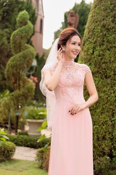 Modern collar Fabric: Crepe, lace, beading Short sleeves Type: Modern ao dai Pink Fitted Ao Dai For Ceremony, Fitted Pink Ao Dai For Ceremony, Elegant Pink Wedding Dress For Ceremony, Pink Elegant Wedding Dress For Ceremony, Ceremonial Ao Dai With Lace Sleeves, Pink Short Sleeve Mother Of The Bride Dress, Short Sleeve Gown With Lace Bodice For Wedding, Short Sleeve Ao Dai For Party, Short Sleeve Lace Bodice Mother Of The Bride Dress