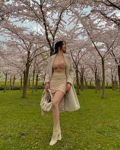 Outfits For Cherry Blossom Photos, Cherry Blossom Outfit Ideas Japan, Cherry Blossoms Photoshoot, Sakura Outfits Cherry Blossoms, Cherry Blossom Poses Photo Ideas, Post For Instagram Pictures