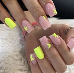 Nails Art Winter, Nails Art Christmas, Christmas Nails Art, Winter Nails Art, Nail Art Winter, Latest Nails, Neon Yellow Nails, Neon Nail Designs, Nails Art Ideas