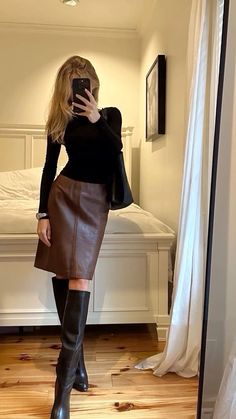 Errand Outfit Fall, Stylish Corporate Fashion, Corporate Feminine Outfit, Retro Feminine Style, Cute Chic Outfits Classy, 90s City Fashion, Charlotte York Work Outfits, Chocolate Brown Fall Outfit, Nyc Corporate Outfits