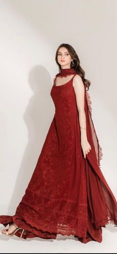 Capsule Wardrobe Women, Gowns Dresses Elegant, Pakistani Fancy Dresses, Kurti Collection, Beautiful Dress Designs, Stylish Party Dresses, Stylish Dress Book, Simple Trendy Outfits, Suit Designs