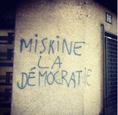 graffiti on the side of a building that says, miskine la demootate