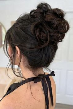 Elegant Messy Bun Black Hair Bun, Elegant Bun, Simple Prom Hair, Easy Bun Hairstyles, Bun Styles, Messy Bun Hairstyles, Hairstyle Look, Hair Bun