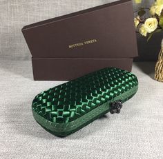 Large classic dinner bag with snakeskin and ribbon, dense and slippery, not easy to fluff, can hold iPhones of all sizes
Size: 25cm*9.5cm*4cm Luxury Elegant Green Clutch, Luxury Designer Green Clutch, Luxury Green Rectangular Clutch, Yellow Handbag, Lv Purse, Lv Shoes, Lv Belt, Gold Handbags, Lv Wallet