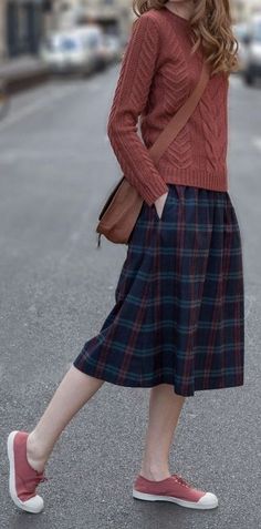 Skirts With Sneakers, Sneakers Dress, Dress Sneakers, Rok Outfit, How To Wear Sneakers, Simple Fall Outfits, Skirt And Sneakers, Outfit Trends, Plaid Skirt