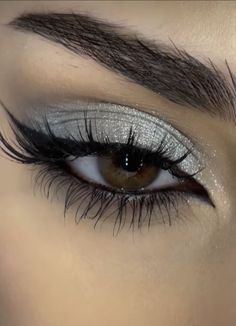 Simple Grey Eye Makeup, Black Make Up Looks For Prom, Witch Makeup Eyeshadow, Sliver Makeup Looks Simple, Silver Makeup Aesthetic, Party Makeup Looks Simple, Royal Blue And Silver Makeup, Black Eye Makeup Aesthetic, Silver And Black Eye Makeup