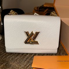 Brand New Twist Mm Louis Vuitton In Grey. 9.1 X 6.7 X 3.7. Eli Grained Leather, Gold Hardware, Lv Twist Lock Lv Twist, Louis Vuitton Gifts, Dream Bags, Louis Vuitton Twist, White Outfits, Cross Body Bag, Body Bag, Louis Vuitton Bag, Gold Hardware