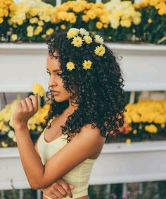 I can see winter as this. She only needs the scars Hair Black Women, Daisy Hair, Flowers In Her Hair, Hair Dark, Super Hair, Trendy Hair Color, Foto Poses, Natural Hair Tips, Hair Black