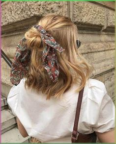 Looking for chic and easy hairstyles for short hair? Check this post on short hair style trends, short hair cuts, and easy cute hairstyles! Cute Bandana Hairstyles, Curly Hair Ponytail, Ways To Wear A Scarf, Peinados Fáciles Para Cabello Corto, Jumpsuit Outfit, Bandana Hairstyles, Casual Hairstyles, Ponytail Styles, Short Blonde