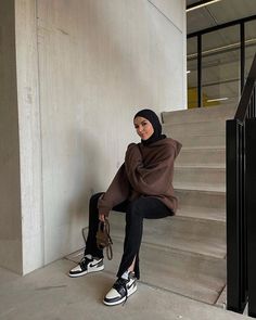 Modest Streetwear Fashion, Hijabi Casual Outfits, Leather Coat Outfit, Sepatu Air Jordan, Modest Streetwear, Street Hijab, Street Hijab Fashion