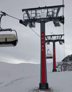 the ski lift is going up to the top of the mountain in the winter time