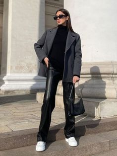 ¿Como Vestir Elegante Cuando Hace Frío? 10 ideas de outfits Grey Blazer Outfit, Outfit Ideas Streetwear, Trendy Outfits Inspiration, Leather Street Style, Outfit Modest, Pants Outfit Fall, Cosy Outfit, Leather Pants Outfit