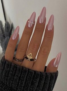 Your next nail inspo <3 Almond Nail Ideas 2023, Bride Nails With Pearls, Uñas Soft Gel, Bridesmaids Nails, February Nails, Makijaż Smokey Eye, Oval Nails, Pink Nail