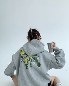 Sweatshirt hoodie with rose embroidery.

The moderately large size gives it a mature look and gives it a street-like impression.

The relaxed silhouette makes it flattering for all body types.
















◾️Model
Height/Weight: 158cm(62.2in)/45kg(99.2lb)
Try size: L

























Cm
(inches)

Length
Chest
Shoulder
Sleeve Length


M
69(27.1)
130(51.1)
65(25.5)
54(21.2)


L
71(27.9)
134(52.7)
66(25.9)
55(21.6)


XL
73(28.7)
138(54.3)
67(26.3)
56(22 Oversized Embroidered Casual Hoodie, Spring Embroidered Hoodie For Streetwear, Embroidered Hoodie For Spring Streetwear, Embroidered Hoodie For Streetwear In Spring, Hooded Hoodie With Floral Embroidery For Spring, Casual Hooded Hoodie With Floral Embroidery, One Piece Top, Rose Embroidery, Sweat Hoodie