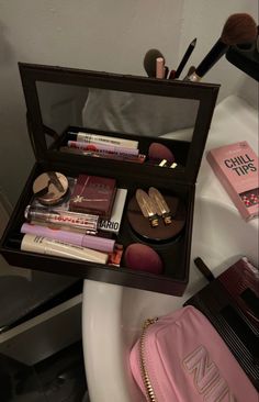 Vision Board For Makeup Artist, Slincare Girl Aesthetic, Expensive Makeup, Chic Makeup, Glamour Makeup, Body Makeup, Luxury Makeup