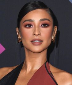 Fichamos las tendencias de maquillaje del 2019: Instagram manda - Iluminar el lagrimal Shay Mitchell Makeup, Brown Nude Lipstick, Astrology Aesthetic, Mekap Mata, Korean Beauty Secrets, Makeup Trial, Makeup Tutorial Eyeshadow, Pinterest Makeup