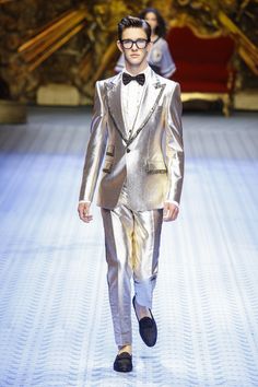 Dolce & Gabbana Spring 2019 Menswear Milan Collection - Vogue Modern Suits, Wedding Outfit Men, Fashion Inspiration Board, Personal Style Inspiration, Male Fashion Trends, Fairy Fashion, Menswear Fashion Show, Shiny Clothes, Sharp Dressed Man