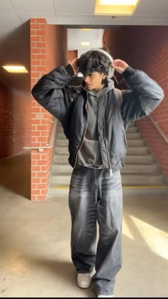 Winter Outfits Y2k Street Styles, Y2k Guys Outfits, Grunge Winter Outfits Men, Y2k Guy Outfits, Masc Winter Outfit, Y2k Man, Y2k Outfits Street Styles, Baggy Outfit Ideas, Outfit Inso