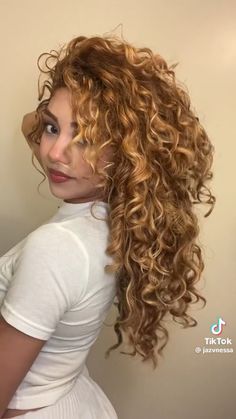 Golden Blonde Curly Hair, Dyed Curly Hair, Feed In Braids Hairstyles, Honey Blonde Highlights, Blonde Curly Hair, Medium Length Hair With Layers, Curly Hair Inspiration, Hair Inspo Color, Layered Hair