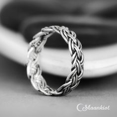 This beautiful Sterling Silver Braided Wedding Band features an endless pattern that measures 7 mm (approximately 0.25 inches) in width. Celtic knots are some of the most recognizable artwork in all of history. They started appearing after about 450 AD, drawn and redrawn in manuscripts and as emblems - everything from decorations to jewelry. Although there are endless debates on the meanings of individual knots, the overall interconnection and endlessness make these special art forms uniquely su Boho Wedding Bands, Braided Wedding Band, Endless Pattern, Celtic Wedding Bands, Wedding Band Unique, Unique Wedding Ring, Simple Silver Jewelry, Wedding Ring For Women, Celtic Wedding